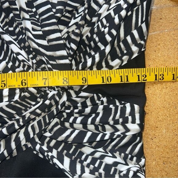 Miraclesuit Black & White One-piece Swimsuit w/ Abstract Pattern Womens Size 8 - Picture 9 of 12